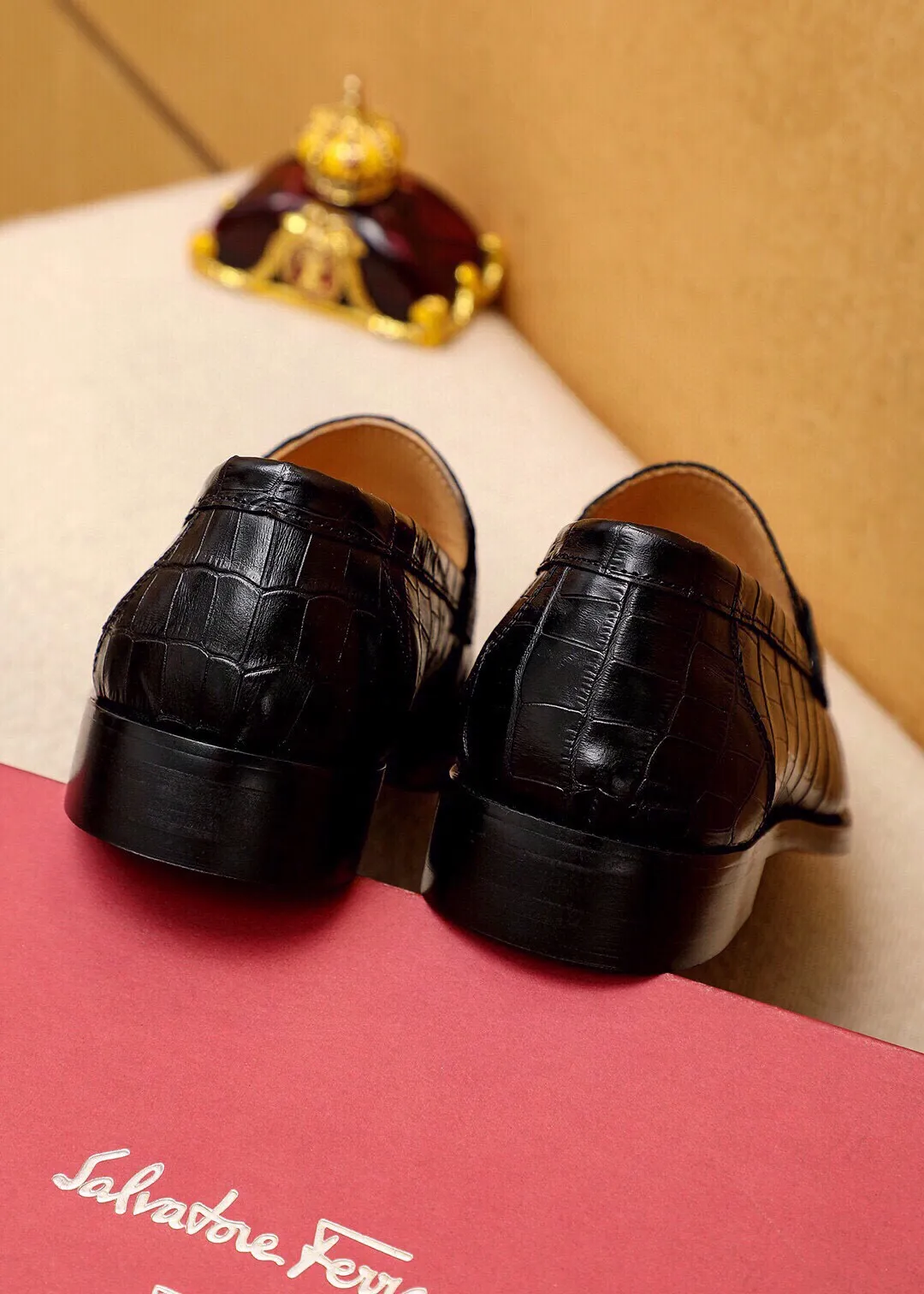 Men's shoes 💰460 💐 Product trademark: Ferragamo "Ferragamo" casual leather shoes Regular size: 38-44 (custom-made at 45.46.47🉑️) Product materials: Selected imported first-layer calfskin embossed upper + original hardware buckle, imported water-dyed cow leather lining. Strong three-dimensional visual effect, combined outsole Color: 2⃣️colors available